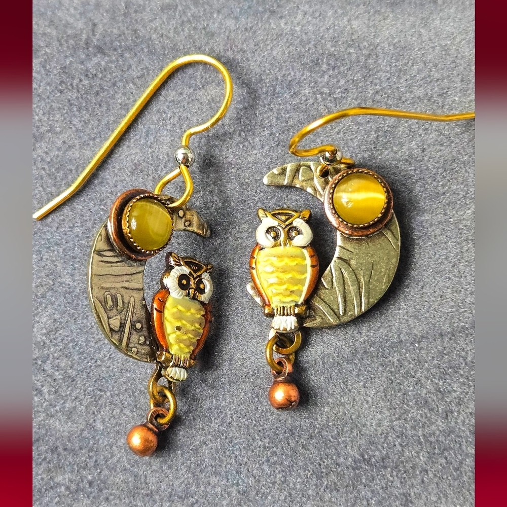 SILVER FOREST OWL ON CRESCENT MOON EARRING - Picture 7 of 16